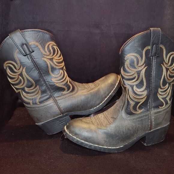Kids boots size 2.5  - Picture 1 of 7